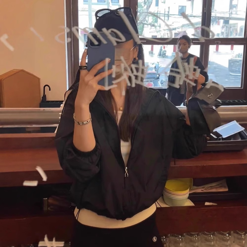 Дамско късо черно яке с качулка, ветроустойчиво, есен 2024