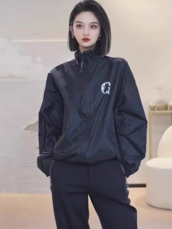Черна дамска лека ветровка с цип и буква G, слънцезащита, лято 2025