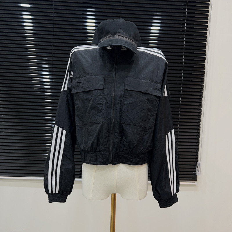 Дамско спортно яке с райета и бродерия, стойкова яка, свободен силует, къс модел за пролет и есен