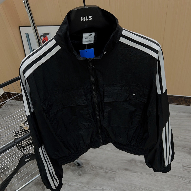 Дамско спортно яке с райета и бродерия, стойкова яка, свободен силует, къс модел за пролет и есен