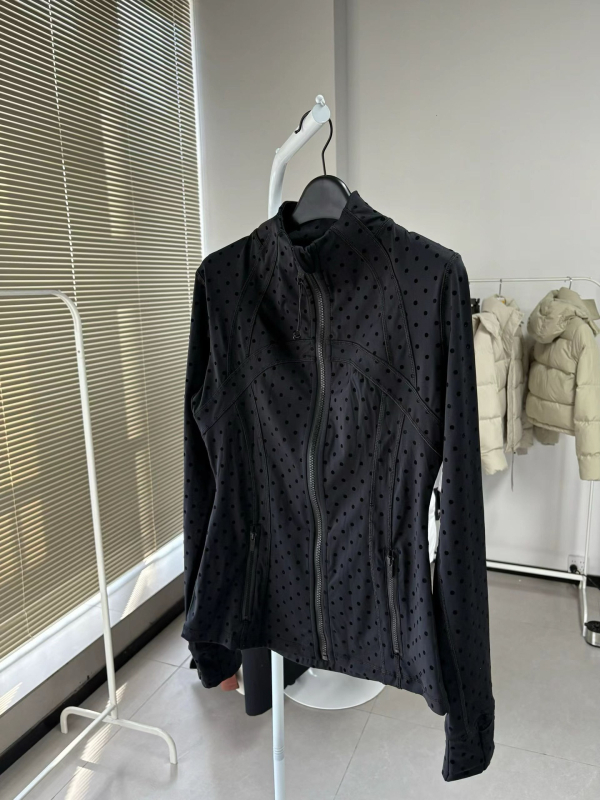 Prémium változat, YKK cipzárral és domborodó logóval, karcsúsított szabású pöttyös dzseki álló gallérral, sporthoz, jóga, fitneszhez és ingázáshoz, UV védelem
