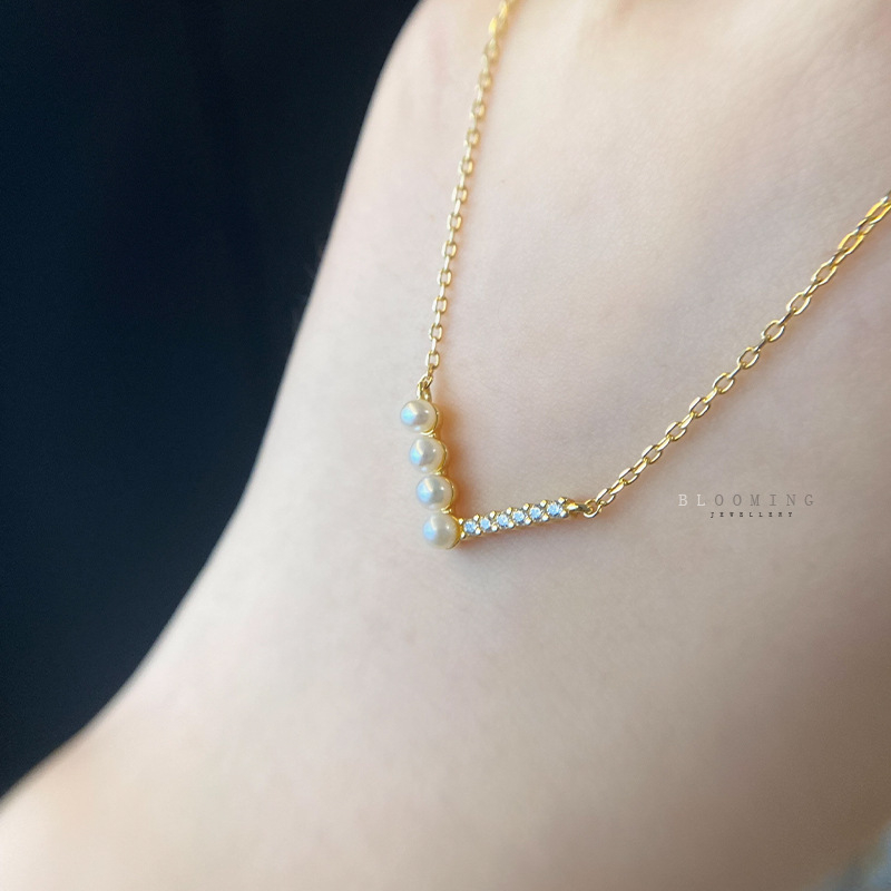 Žensko V-oblik biserno ogrlica, lagana luksuzna elegancija, minimalistički dizajn, svestrana ogrlica za dekolte
