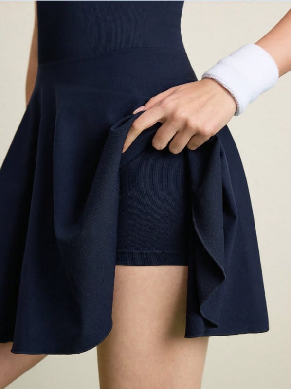 Безшевна тенис рокля-пола с халтер и открит гръб — вградена подплата