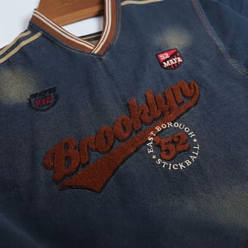 Унисекс американски ретро суитшърт от изтъркан деним с бродирани букви, V-образно деколте, свободна кройка