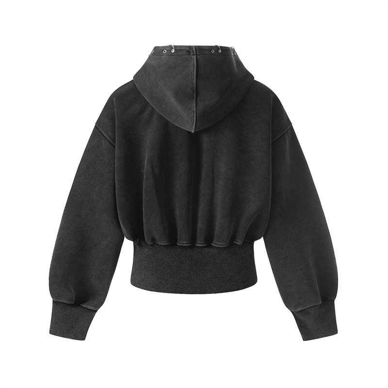 Unisex kapucnis cipzáros pulóver, vintage betűs mintával, cropped szabás, karcsú fazon, fém díszítéssel, tavasz 2026