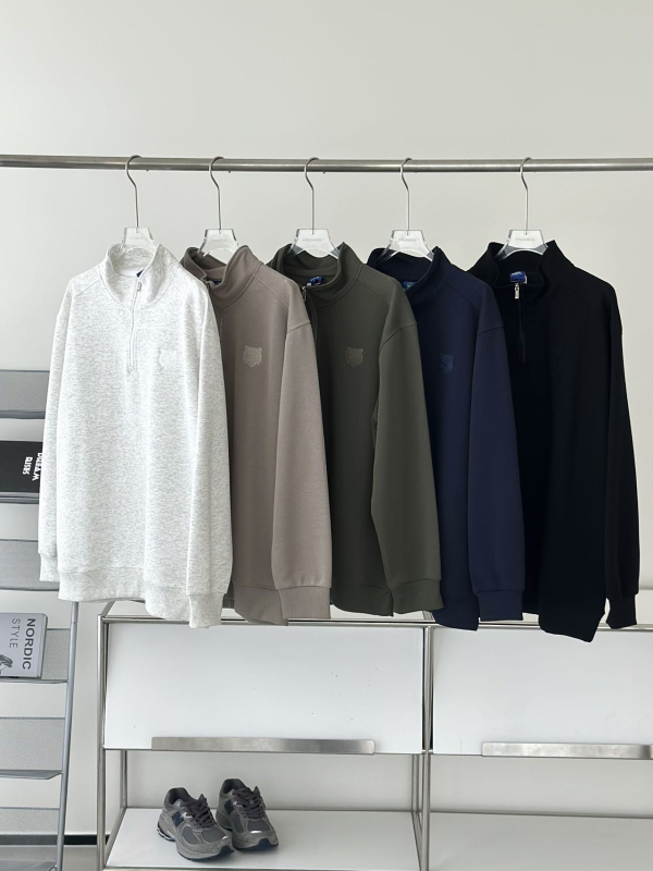 Férfi koreai stílusú, minimalist retro hímzett pulóver, áll-nyakú gallérral, fél cipzárral, lazán szabott