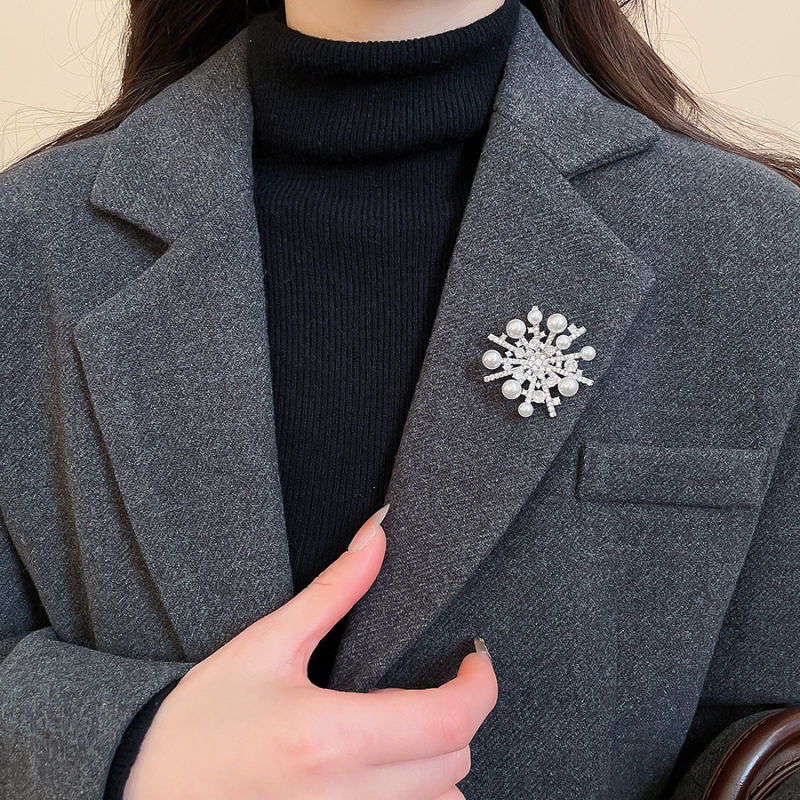 Francuski stil vintage broš s cirkonima i biserom, kružnog oblika, lagani luksuz, elegantan dodatak za ženske uredske outfite.