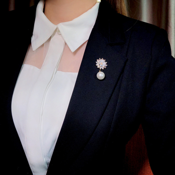Japanski stil slatka večernja broš s pozlaćenim cirkonima, corsage od Snow Lotus i perli, butik dizajn, elegantan i rafiniran.