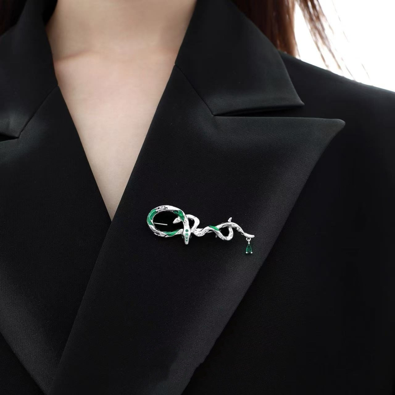 Zelena zmijska broš s zodijakom, inspirirana Slytherinom, minimalistički dizajn za žene