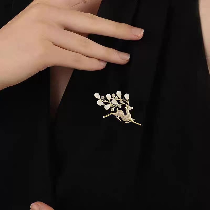 Broš s mačjim okom i motivom jelena, božićni komad, za žene, elegantan dodatak za sako i džemper