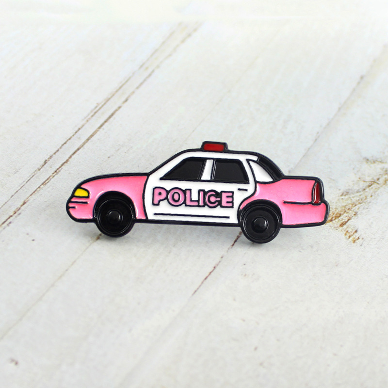 Ružičasta broš policijskog automobila, karikaturalni dizajn, za žene