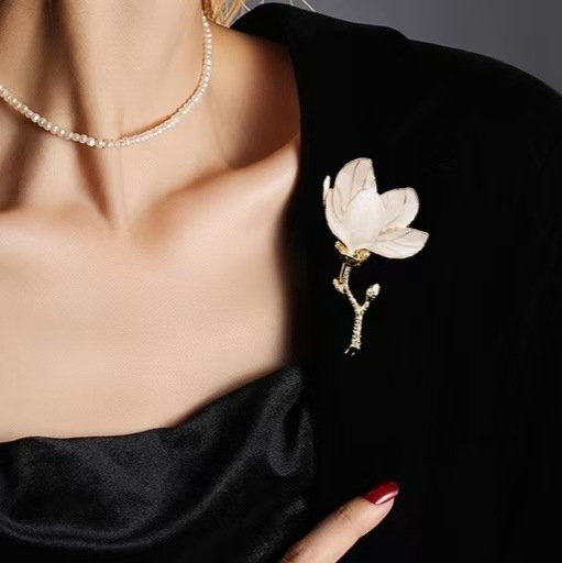 Vintage broš Magnolia – elegantan dodatak visoke klase s bijelim cvijetom magnolije