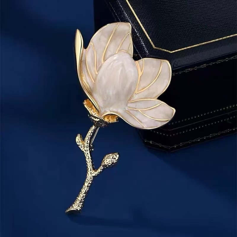 Vintage broš Magnolia – elegantan dodatak visoke klase s bijelim cvijetom magnolije