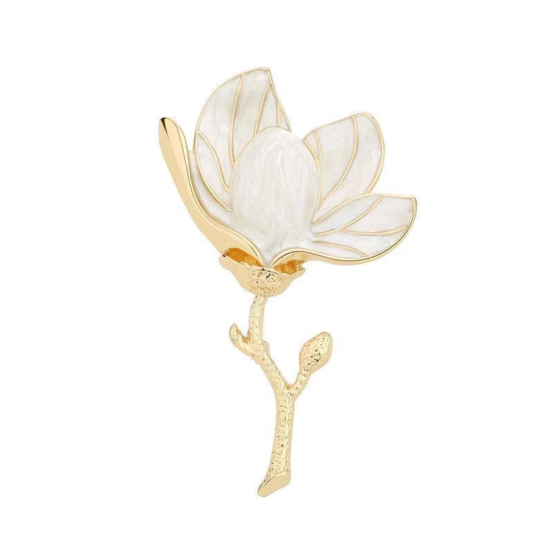 Vintage broš Magnolia – elegantan dodatak visoke klase s bijelim cvijetom magnolije