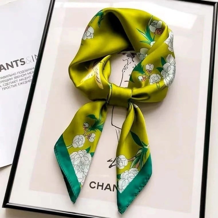 Poliészterből készült kis négyzet alakú sál virágos‑pillangó mintával, 70×70 cm, könnyű, elegáns, minimalist stílus koreai hatással