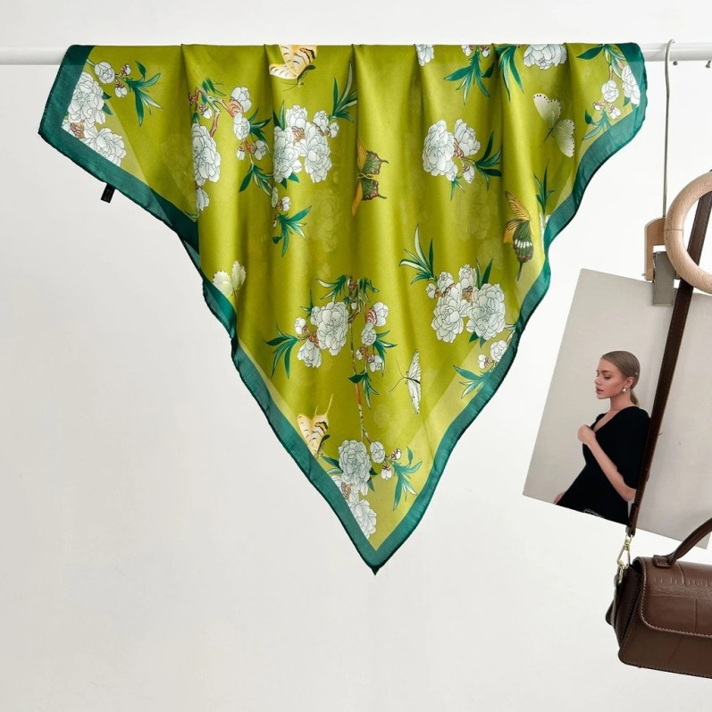 Poliészterből készült kis négyzet alakú sál virágos‑pillangó mintával, 70×70 cm, könnyű, elegáns, minimalist stílus koreai hatással