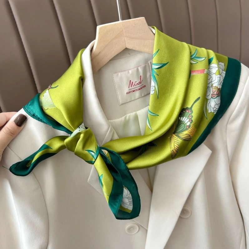 Poliészterből készült kis négyzet alakú sál virágos‑pillangó mintával, 70×70 cm, könnyű, elegáns, minimalist stílus koreai hatással