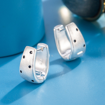 Μινιμαλιστικά μαύρα σκουλαρίκια με βουρτσισμένη επιφάνεια και μικρές πουά κουκκίδες για γυναίκες, διακριτικό αίσθημα πολυτέλειας, μοναδικά και όμορφα κυκλικά σκουλαρίκια.