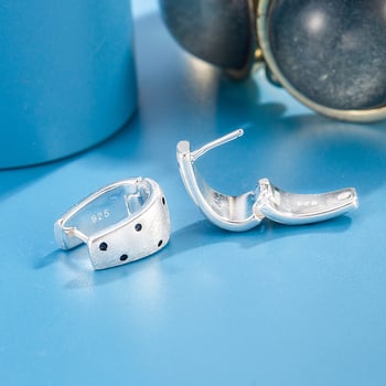 Μινιμαλιστικά μαύρα σκουλαρίκια με βουρτσισμένη επιφάνεια και μικρές πουά κουκκίδες για γυναίκες, διακριτικό αίσθημα πολυτέλειας, μοναδικά και όμορφα κυκλικά σκουλαρίκια.