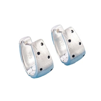 Μινιμαλιστικά μαύρα σκουλαρίκια με βουρτσισμένη επιφάνεια και μικρές πουά κουκκίδες για γυναίκες, διακριτικό αίσθημα πολυτέλειας, μοναδικά και όμορφα κυκλικά σκουλαρίκια.