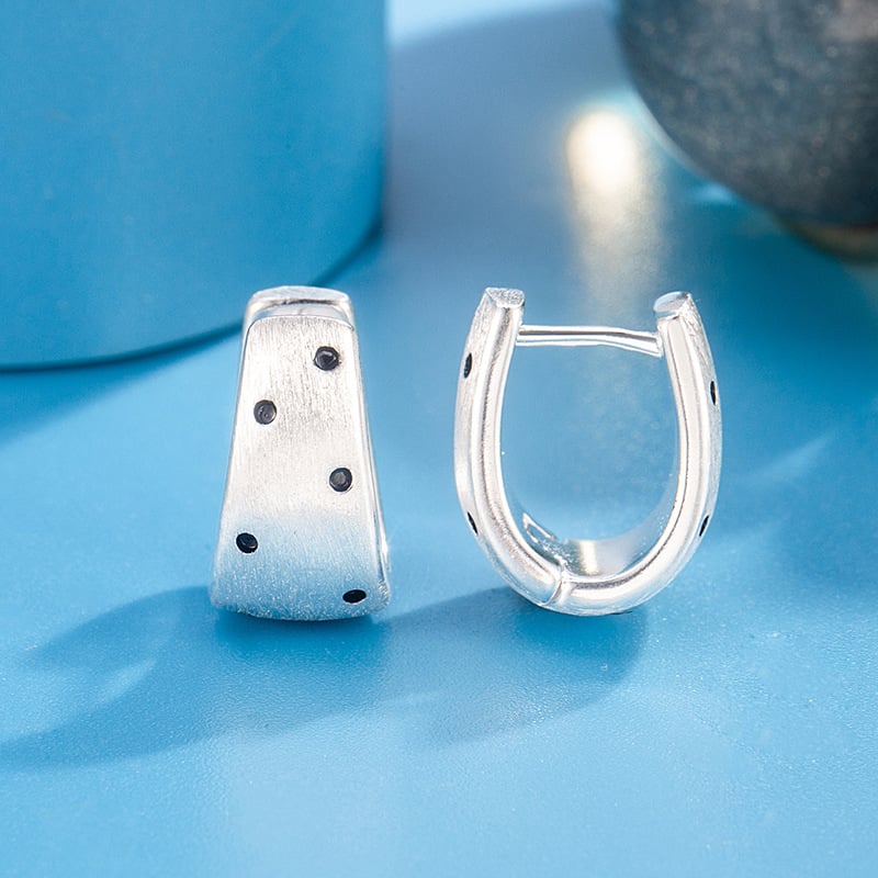 Μινιμαλιστικά μαύρα σκουλαρίκια με βουρτσισμένη επιφάνεια και μικρές πουά κουκκίδες για γυναίκες, διακριτικό αίσθημα πολυτέλειας, μοναδικά και όμορφα κυκλικά σκουλαρίκια.