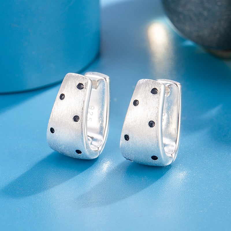 Μινιμαλιστικά μαύρα σκουλαρίκια με βουρτσισμένη επιφάνεια και μικρές πουά κουκκίδες για γυναίκες, διακριτικό αίσθημα πολυτέλειας, μοναδικά και όμορφα κυκλικά σκουλαρίκια.