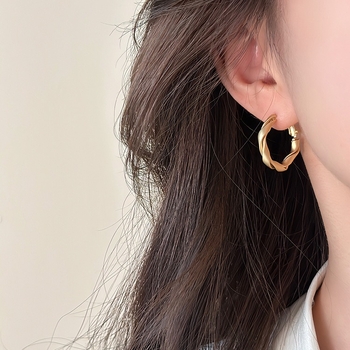 Francuski stil mat zlatni twist naušnice za žene – minimalistički dizajn, retro elegancija