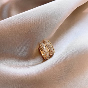 Χρυσά μικρά σκουλαρίκια με διάτρητο δαντελωτό σχέδιο σε μικρού μεγέθους κύκλο, για γυναίκες, κομψός σχεδιασμός