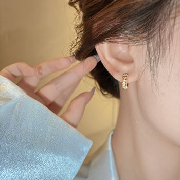 Χρυσά μικρά σκουλαρίκια με διάτρητο δαντελωτό σχέδιο σε μικρού μεγέθους κύκλο, για γυναίκες, κομψός σχεδιασμός