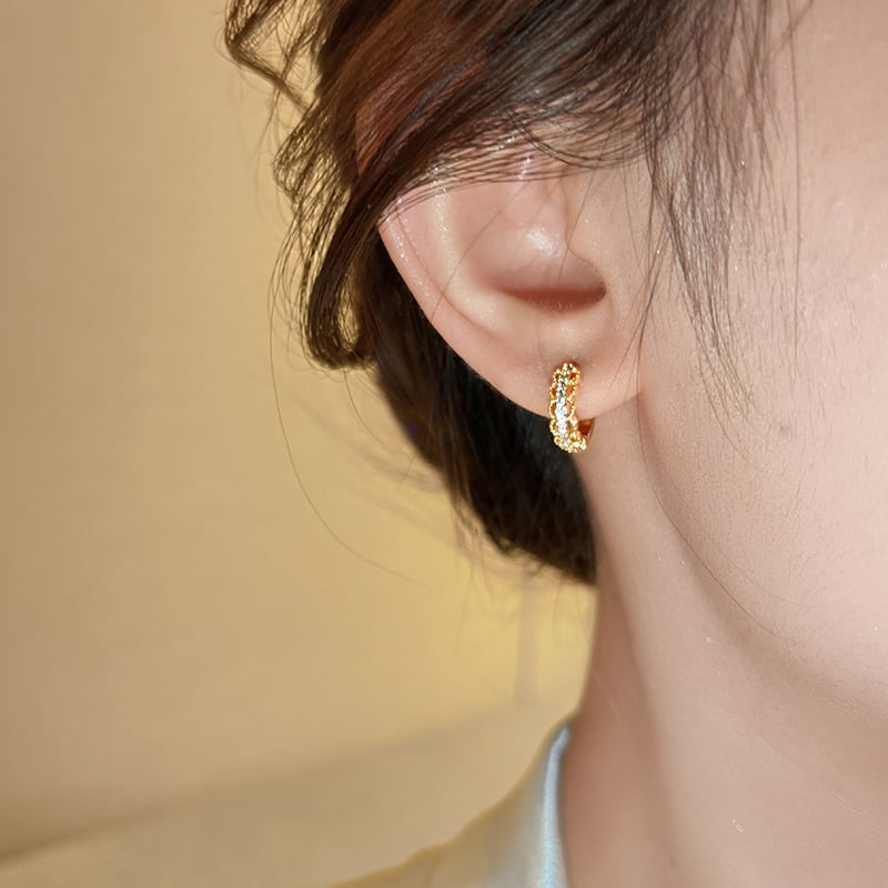 Χρυσά μικρά σκουλαρίκια με διάτρητο δαντελωτό σχέδιο σε μικρού μεγέθους κύκλο, για γυναίκες, κομψός σχεδιασμός