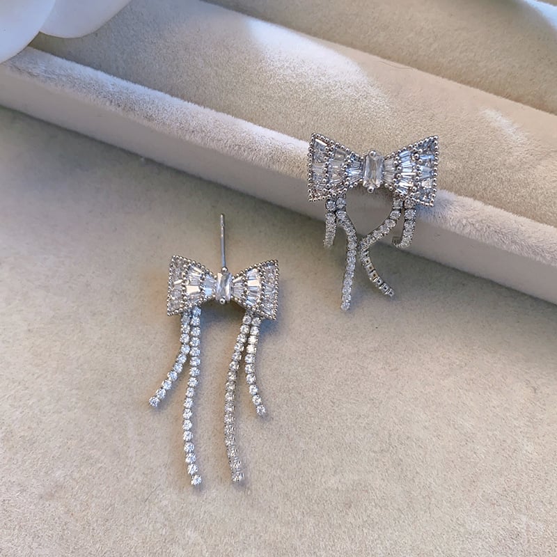 Öko-barátságos masni és bojt fülbevalók rézből és cirkóniummal, rövid fazon, elegáns nőknek