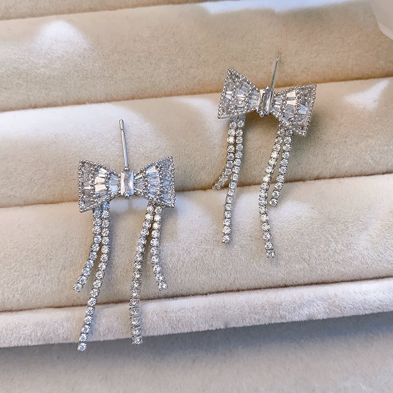 Öko-barátságos masni és bojt fülbevalók rézből és cirkóniummal, rövid fazon, elegáns nőknek