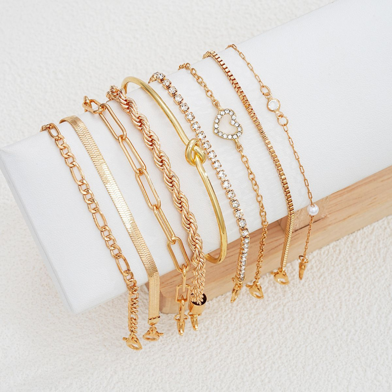 Σετ εννέα βραχιόλια με κόμπωση και στρας σε αλυσίδα – καρδιά και γεωμετρικά σχήματα, απλό, πολυχρηστικό γυναικείο κόσμημα