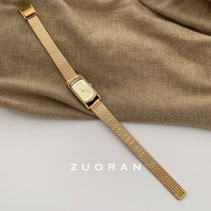 Gödel женски часовник с правоъгълен златист корпус и браслет с пшенични звена – ретро стил, лек лукс, елегантност