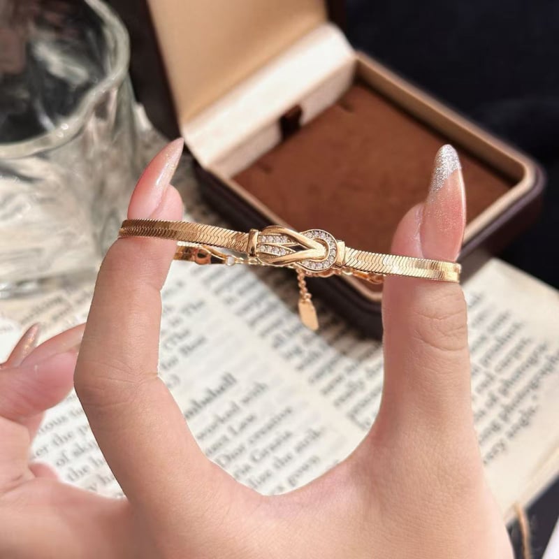 Μινιμαλιστικό βραχιόλι με αγκράφα σε σχήμα αλόγου – γαλλική κομψότητα, κλασικό στυλ, ελαφρύς πολυτελής πλεκτός σχεδιασμός