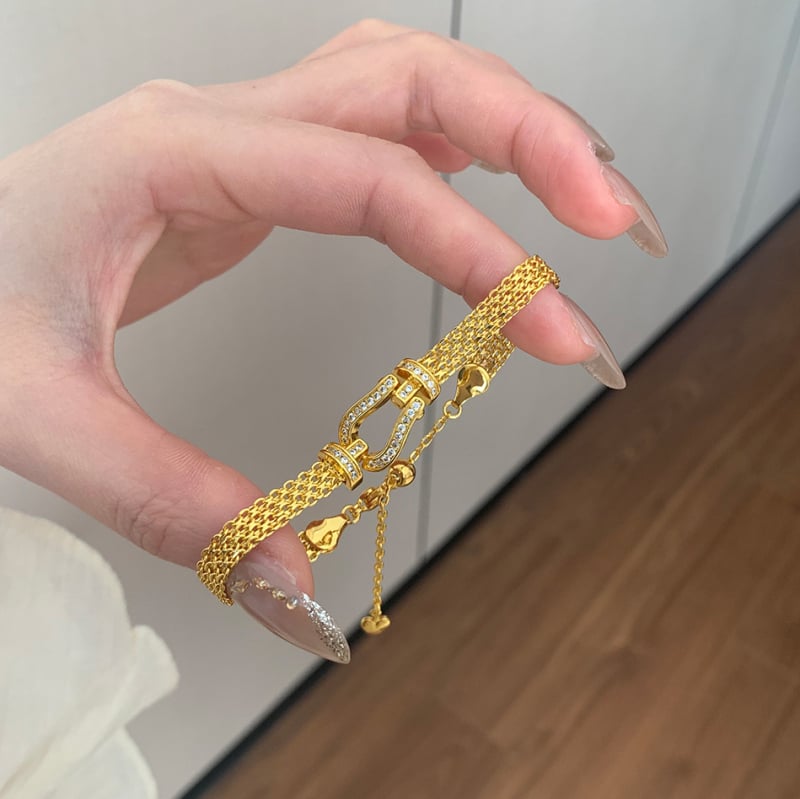 Γυναικείο βραχιόλι από χαλκό με επίχρυση επίστρωση και κούμπωμα σε σχήμα αλόγου – κομψός, πολυτελής σχεδιασμός