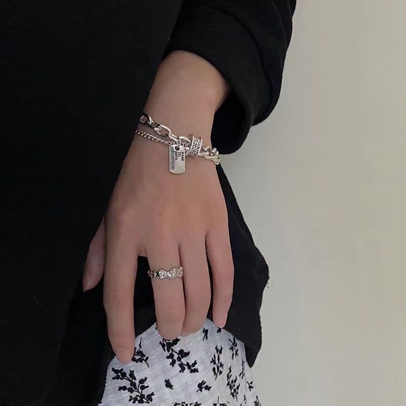 Unisex narukvica s dvostrukim slojem i kvadratnom pločicom, vintage ispran stil, minimalistički dizajn s osobnim dodirom