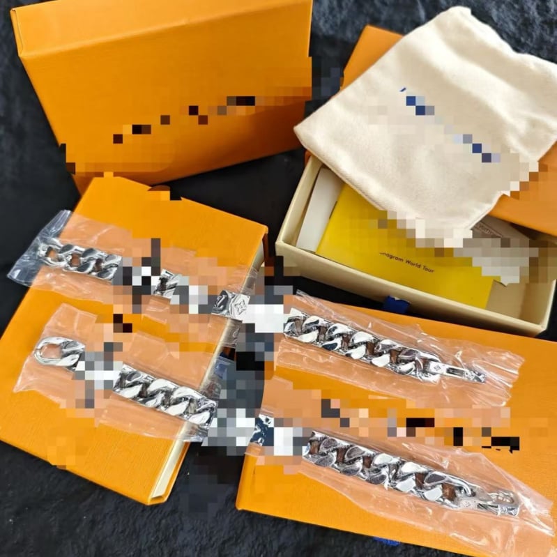 Nova narukvica od titan čelika s graviranim dizajnom slova V – unisex premium narukvica za parove