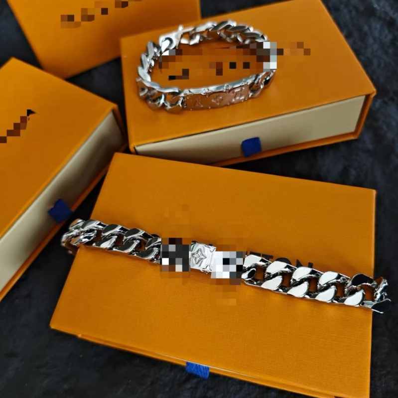 Nova narukvica od titan čelika s graviranim dizajnom slova V – unisex premium narukvica za parove