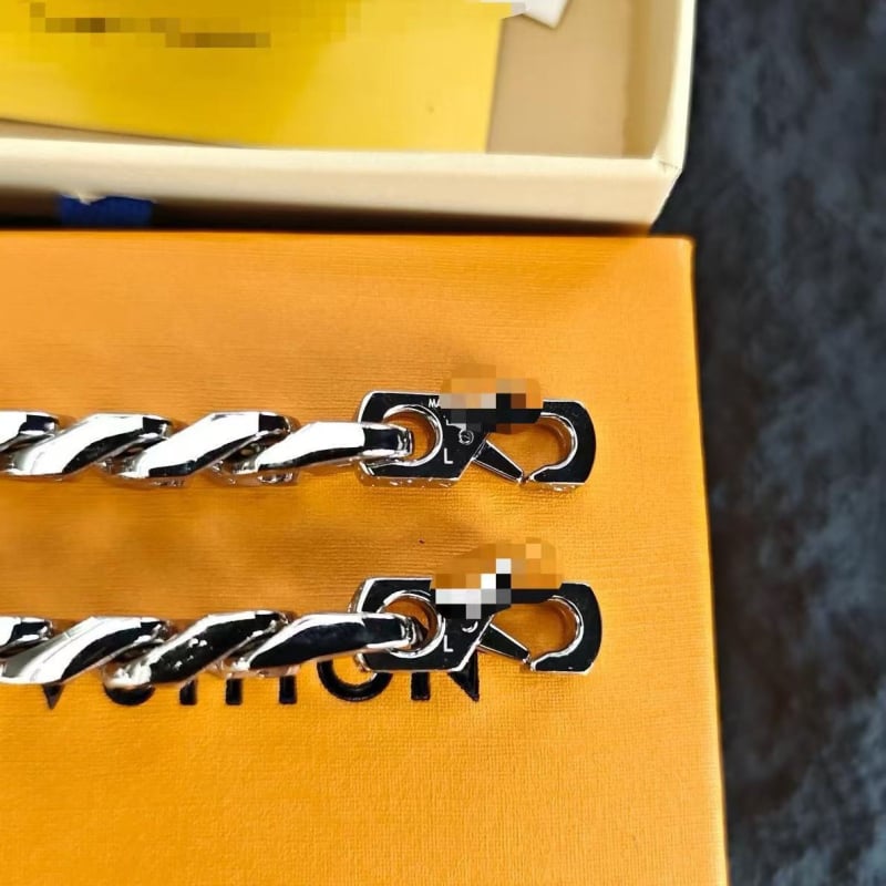 Nova narukvica od titan čelika s graviranim dizajnom slova V – unisex premium narukvica za parove