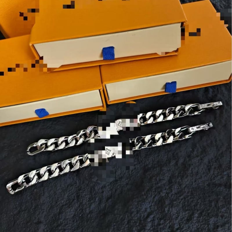 Nova narukvica od titan čelika s graviranim dizajnom slova V – unisex premium narukvica za parove