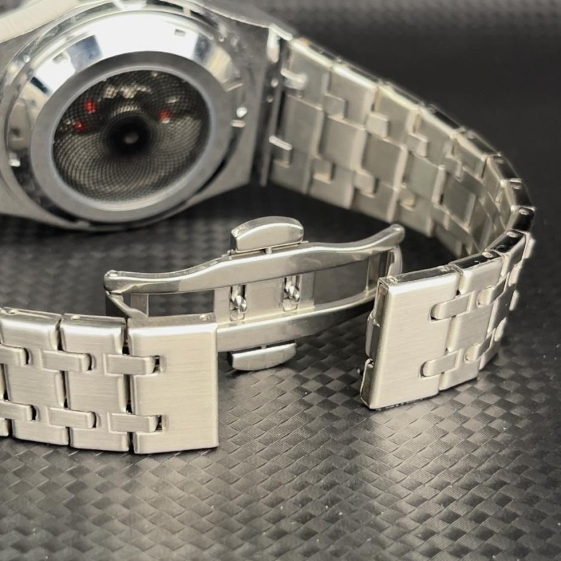 Guberson muški kvarcni sat, vodootporan do 30 m, lumino kalendar, romboidni brojčanik, promjer kućišta 42 mm, model A98, leptir kopča, kućište i remen od legure, mineralo pojačano staklo