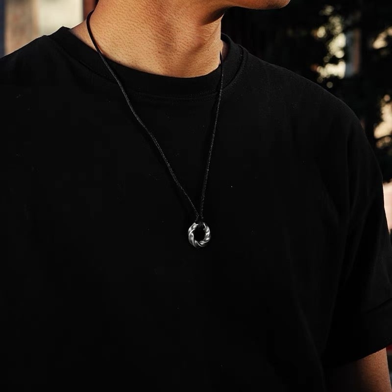 Muški lančić s privjeskom Möbiusov prsten, vintage retro stil