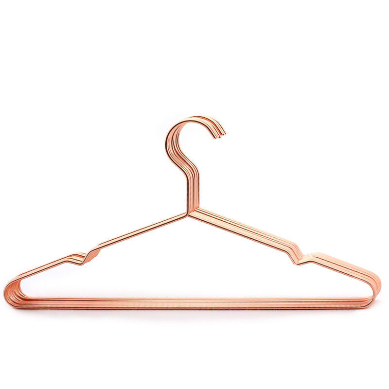 Κρεμάστρα ρούχων από μέταλλο σε σκανδιναβικό στιλ με αυλακώσεις, ράγα από σφυρηλατημένο σίδηρο σε χρυσή απόχρωση, απλός σχεδιασμός για στέγνωμα ρούχων