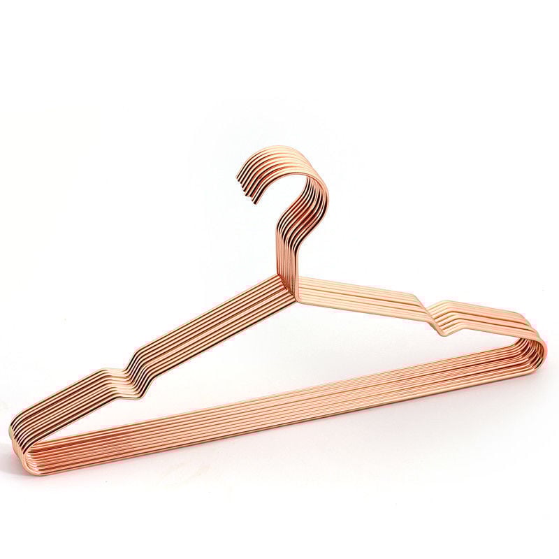 Κρεμάστρα ρούχων από μέταλλο σε σκανδιναβικό στιλ με αυλακώσεις, ράγα από σφυρηλατημένο σίδηρο σε χρυσή απόχρωση, απλός σχεδιασμός για στέγνωμα ρούχων