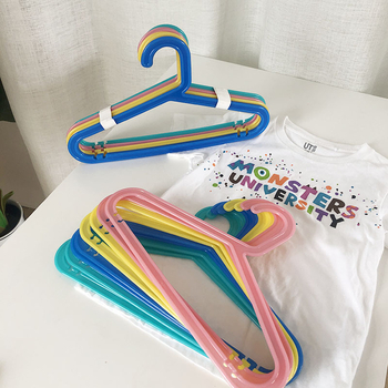 Σετ 8 μικρών πολύχρωμων πλαστικών κρεμάστρων για παιδιά, με αντιολισθητικό σχεδιασμό