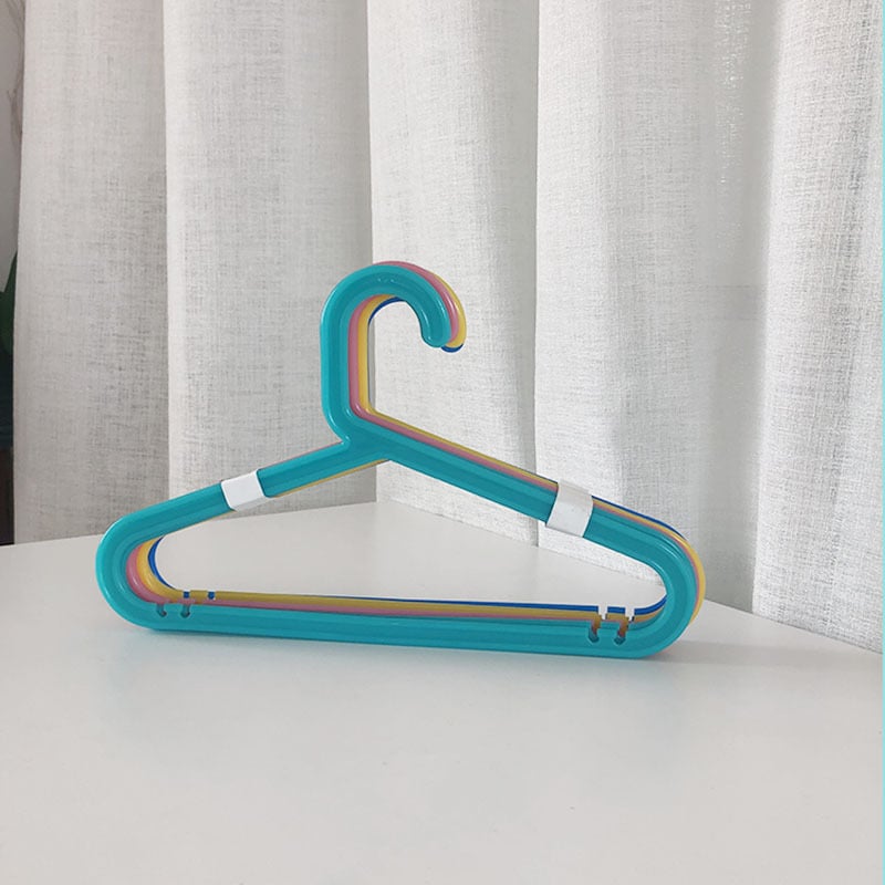 Σετ 8 μικρών πολύχρωμων πλαστικών κρεμάστρων για παιδιά, με αντιολισθητικό σχεδιασμό