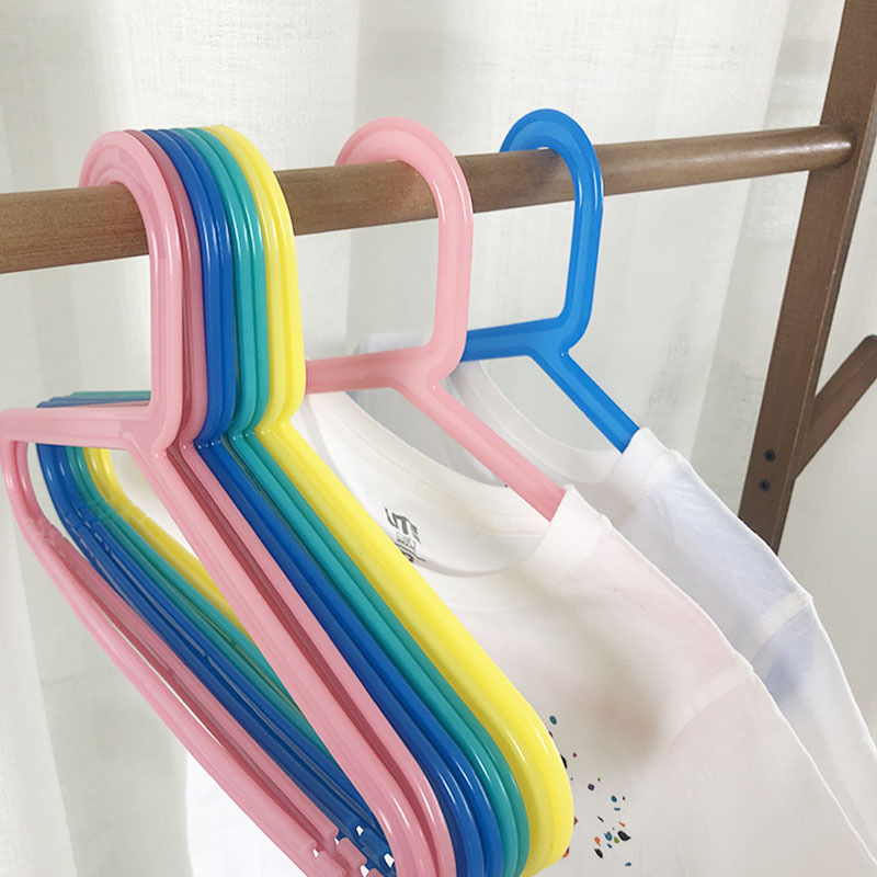 Σετ 8 μικρών πολύχρωμων πλαστικών κρεμάστρων για παιδιά, με αντιολισθητικό σχεδιασμό