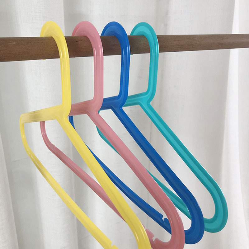 Σετ 8 μικρών πολύχρωμων πλαστικών κρεμάστρων για παιδιά, με αντιολισθητικό σχεδιασμό