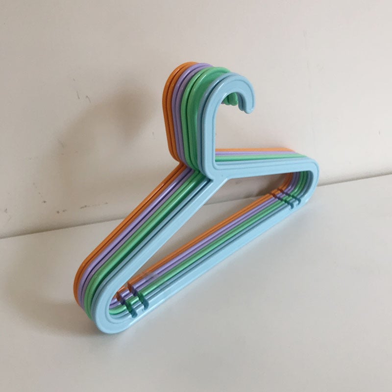 Σετ 8 μικρών πολύχρωμων πλαστικών κρεμάστρων για παιδιά, με αντιολισθητικό σχεδιασμό